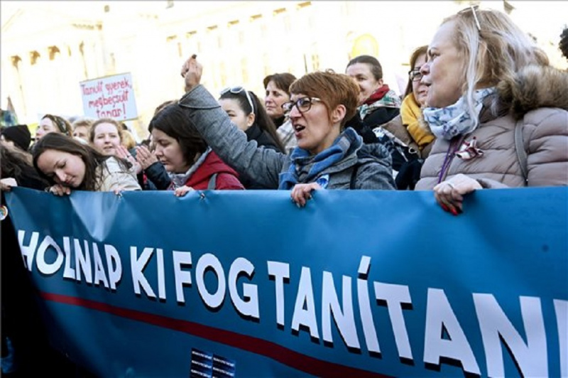 Összeomlik az oktatás? A kormány által létrehozott Nemzeti Pedagógus Kar szerint is 1200 tanár mondhatott fel