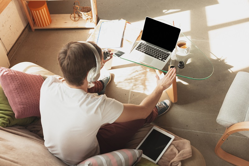 Hiába magasabb a rezsi, a munkavállalók ragaszkodnak a home office-hoz