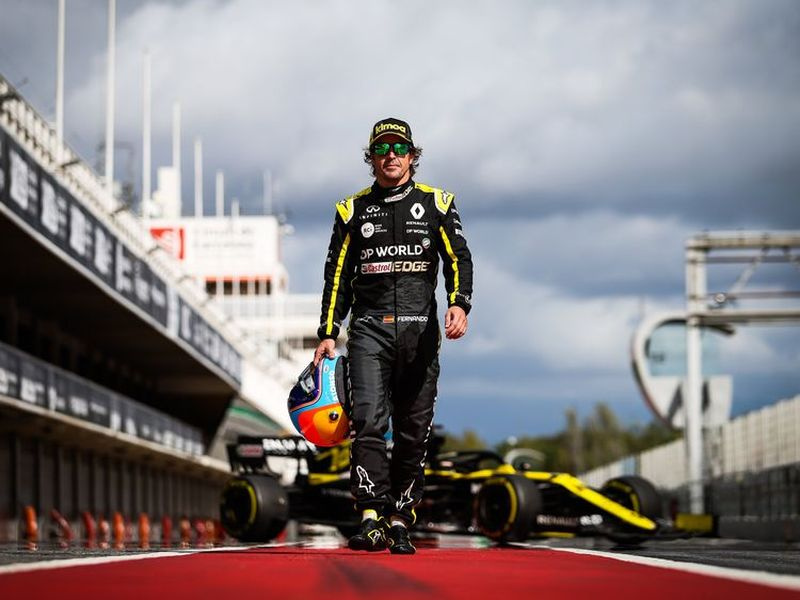 Fernando Alonso a Renault F1-es autójában