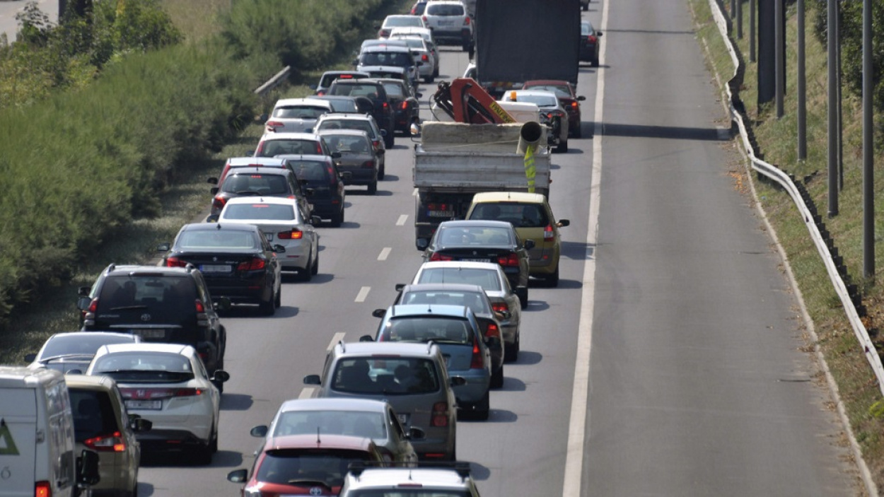 Oldalára borult egy kocsi, hatalmas a dugó az M7-esen a Balaton felé