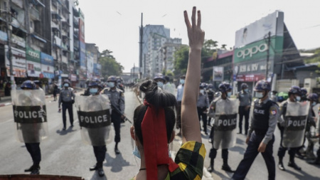  Már lövik a tüntetőket Mianmarban