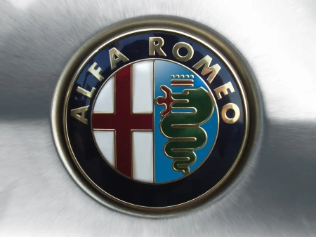  Elhagyja az oldalra szerelt rendszámtáblát az Alfa Romeo
