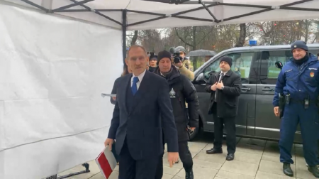  Pedagógusbérek: Pintér Sándor közölte a pedagógusokkal, hogy hétvégente ő is dolgozik 22 órát, ám arról hallgatott, mennyivel több pénzért