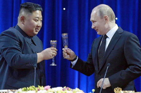  Amikor a diktátorok egymás kebelére borulnak… Észak-Korea vezetője Oroszországba látogat