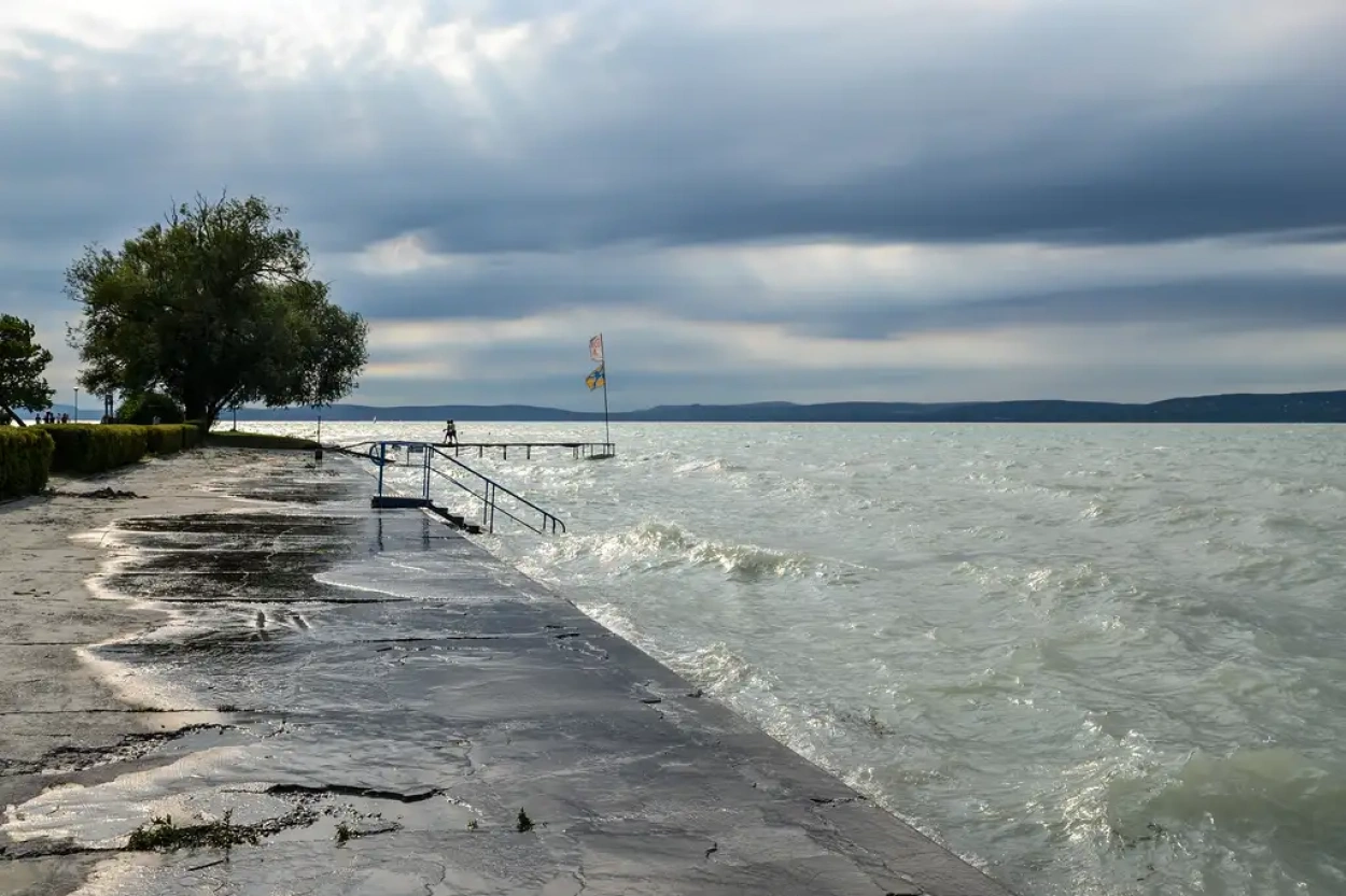 2000 óta folyamatosan melegszik a Balaton