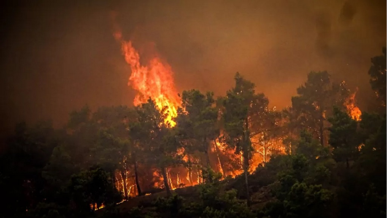 Lángokban áll Rodosz! Több ezer embert evakuáltak a kedvelt nyaralóhelyről - VIDEÓ