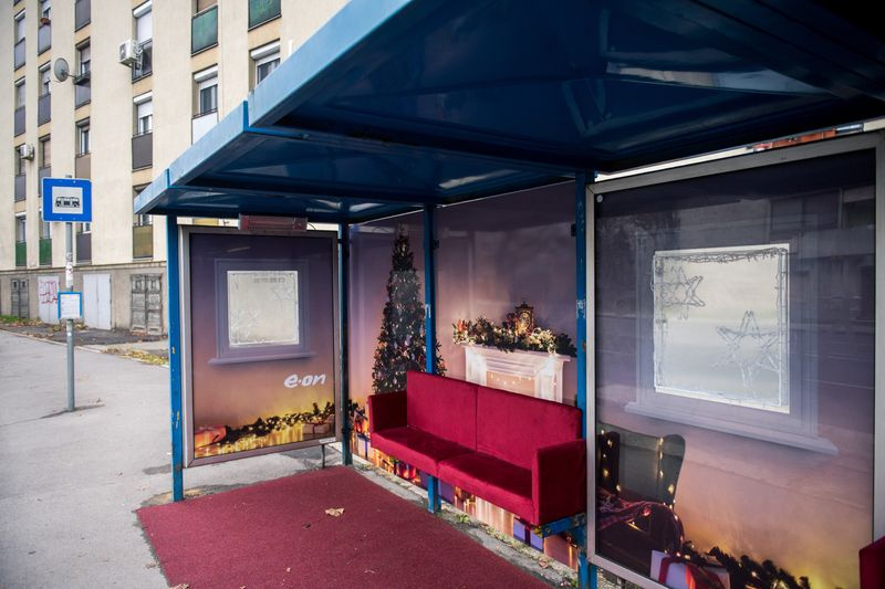 Ünnepi díszbe öltöztettek egy pécsi buszmegállót