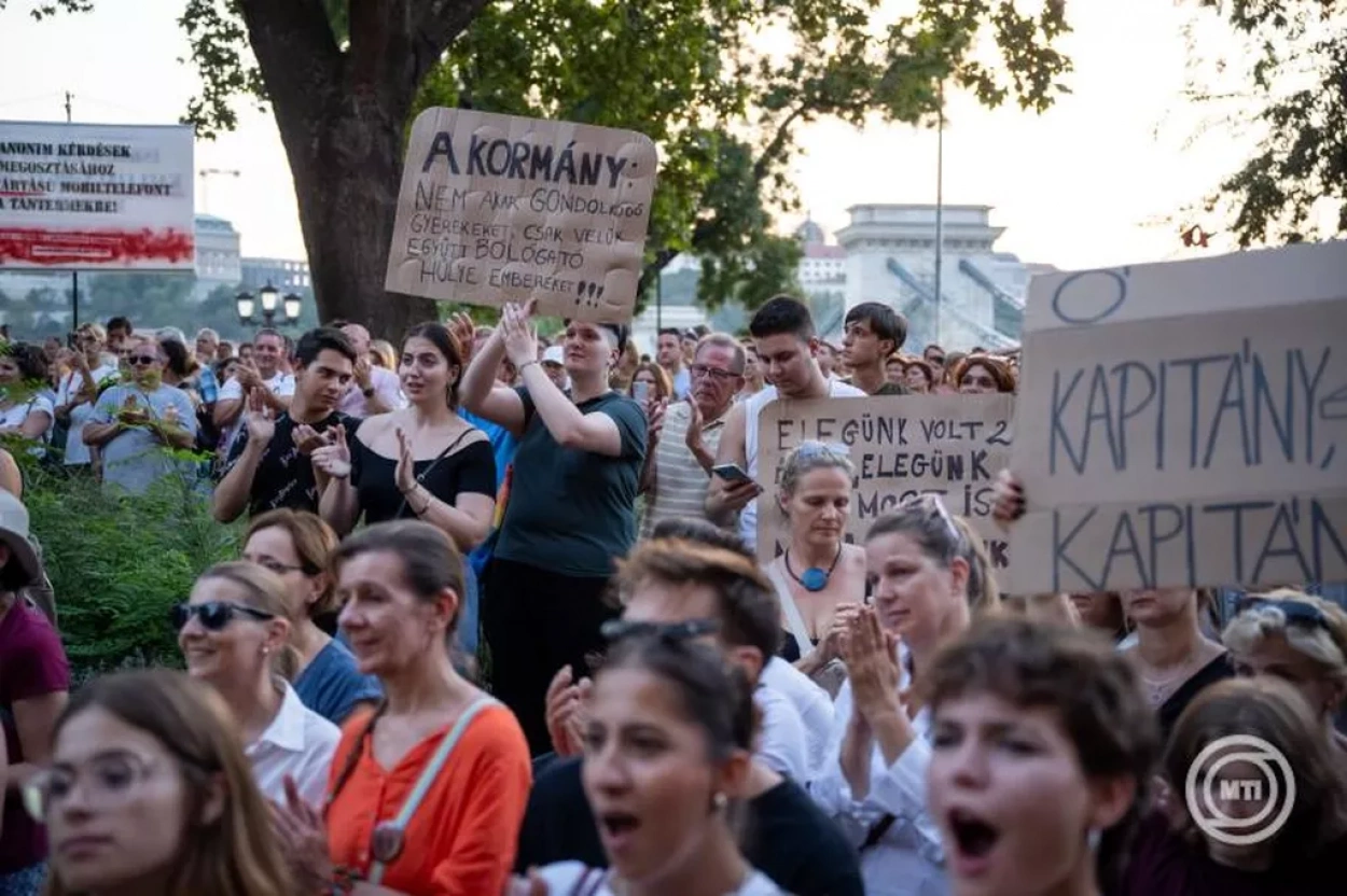 A Madách Gimnázium igazgatójának leváltása ellen tüntettek Budapesten