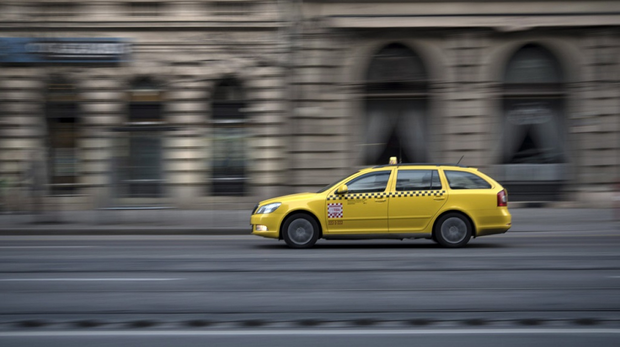 Hétfőtől 33 százalékkal drágábban taxizhatunk Budapesten