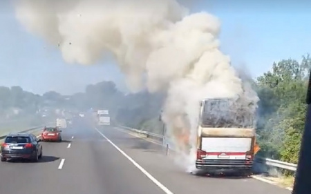  Kigyulladt egy busz az M7-es érdi szakaszán