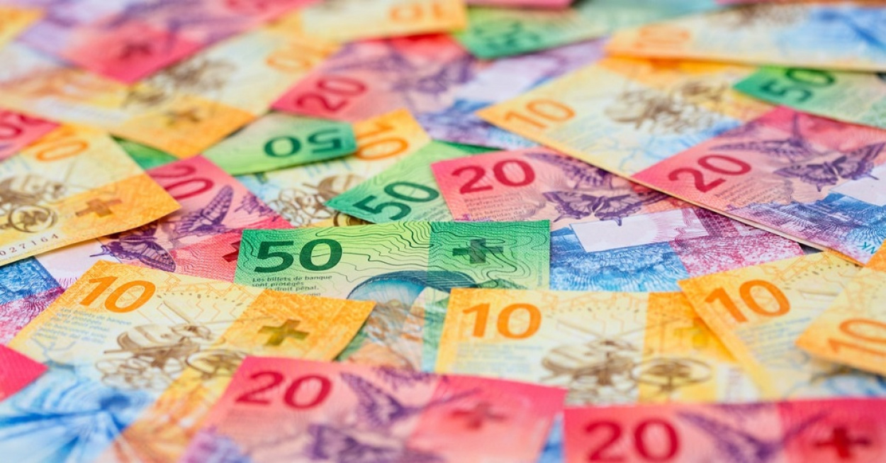 Bivaly forint! 400 alatt zárta az októbert a svájci frank