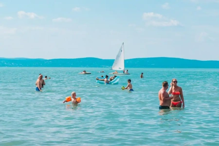  Kézzel hajtható vízisport verseny a Balatonon