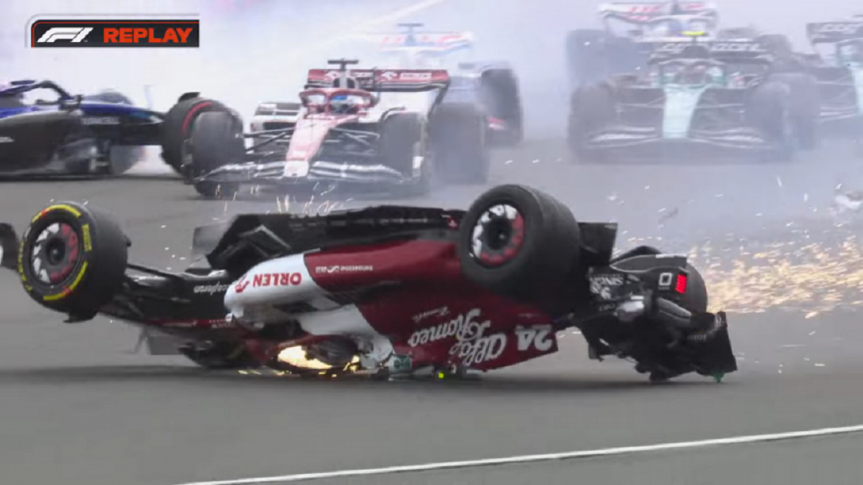 Csou karcolásokkal élte túl az F1 történetének egyik legnagyobb bukását