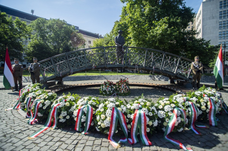  „Áldó imádság mellett mondjuk el szent neveiket...”