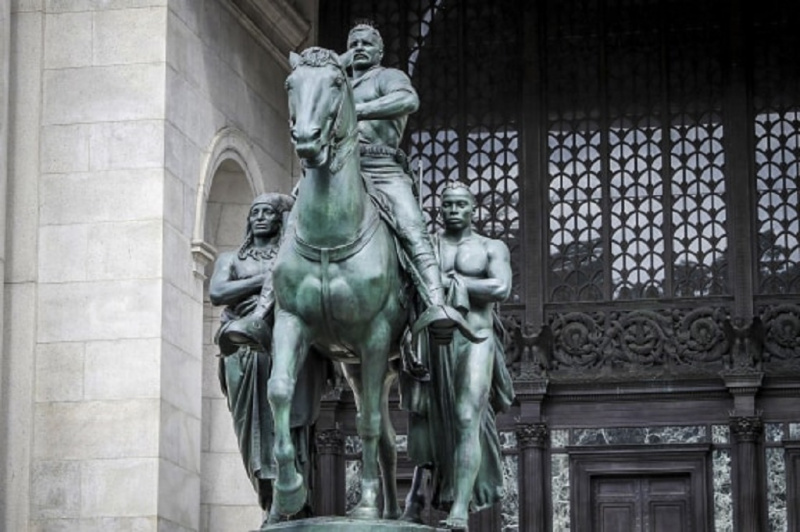 Rasszizmus vádja miatt távolítják el Roosevelt lovasszobrát