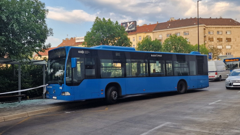 Meghalt a buszsofőr a volánnál, letarolt több autót és egy villanyoszlopot a Széll Kálmán téren