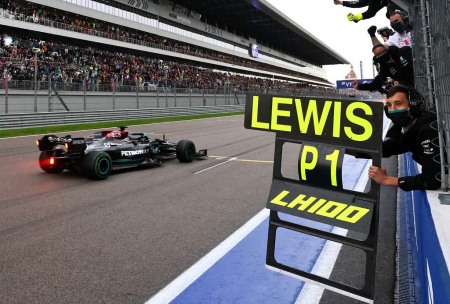  F1: az esőnek köszönheti századik futamgyőzelmét Lewis Hamilton