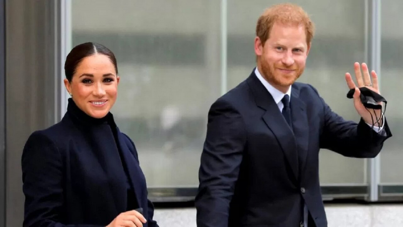 Kidobja a királyi udvar londoni rezidenciájukból Harry herceget és feleségét