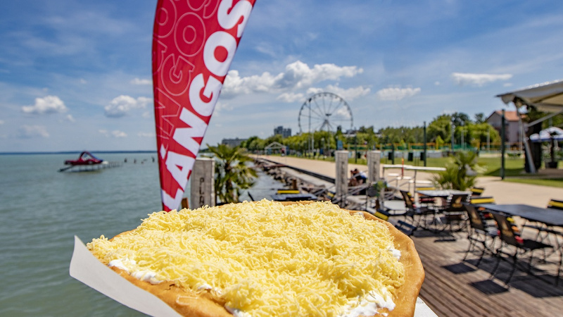 Luxusétellé válik a lángos – idén már 2000 felett lehet a sajtos-tejfölös ára