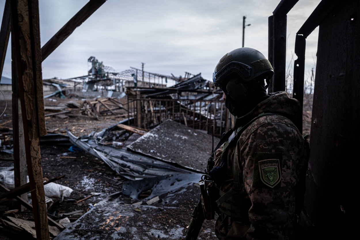 Bahmut kétharmada orosz kézen, akik a felperzselt föld taktikáját alkalmazzák a romvárosban