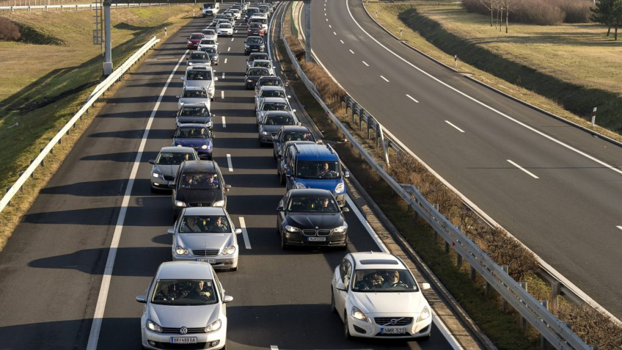 Gigadugó az M3-son, teljes útzár Budapest felé