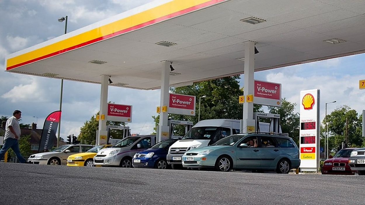 Az autópályákon ötven literben maximálta az egy embernek eladható üzemanyag mértékét a Shell