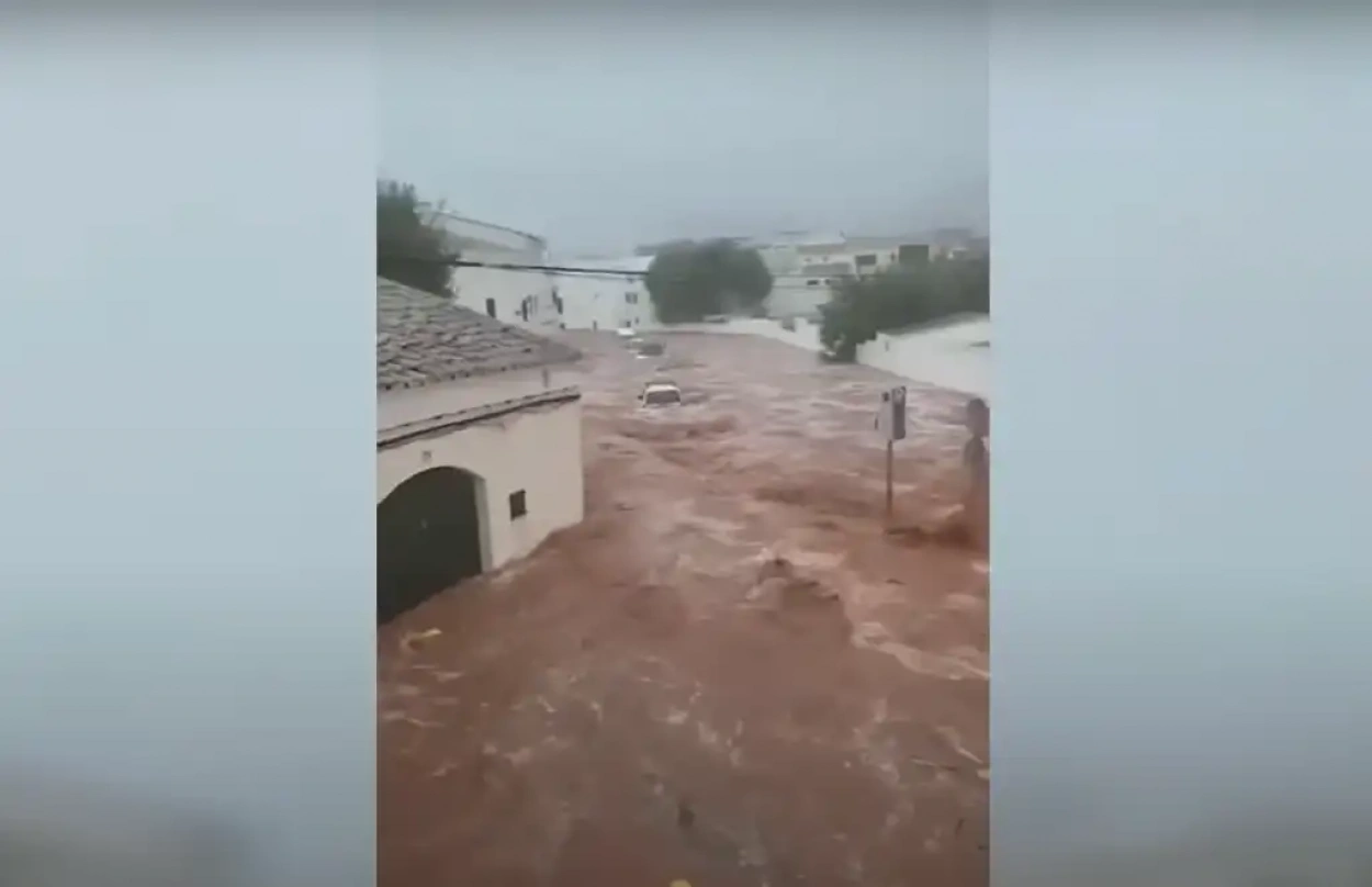 Tornádószerű vízköpők és járattörlések sújtották a spanyol üdülőhelyeket - VIDEÓ