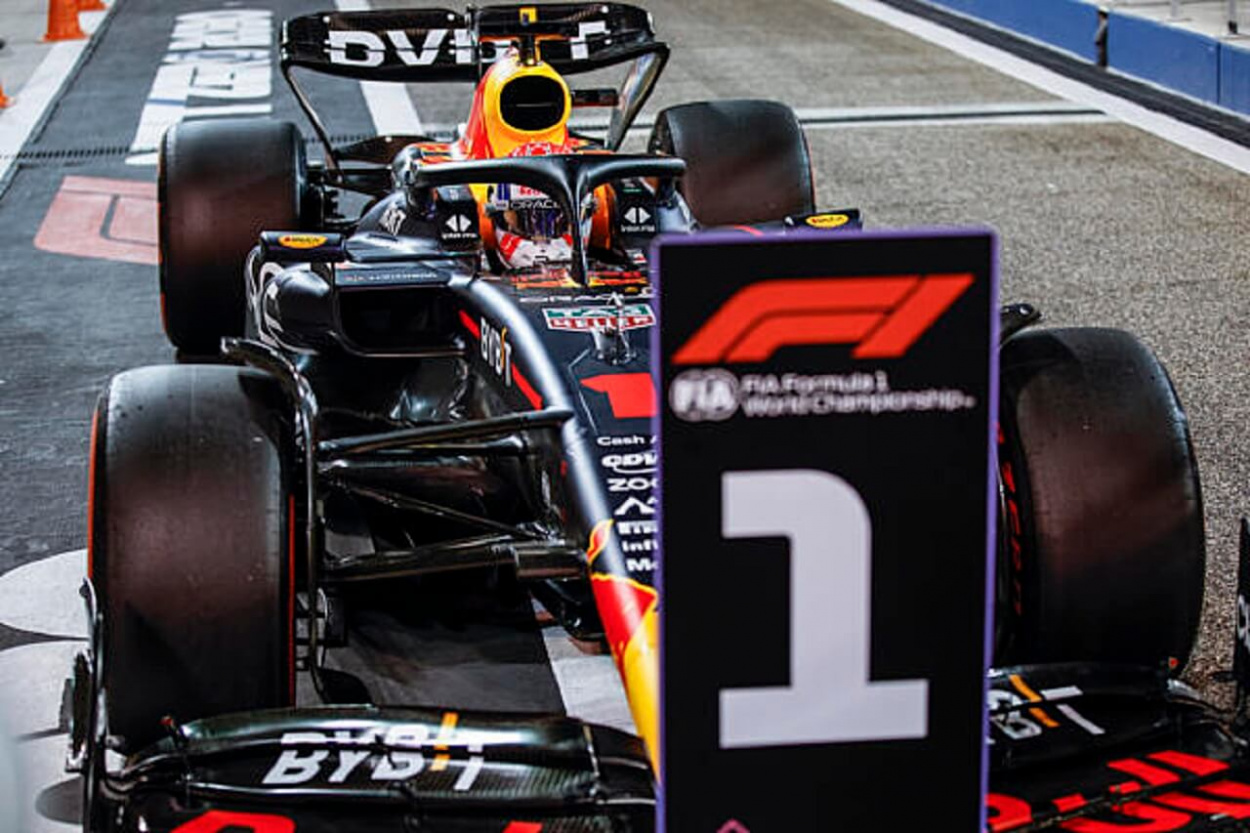 F1: odacsapott Verstappen, és a címvédő indulhat a bahreini pole-ból
