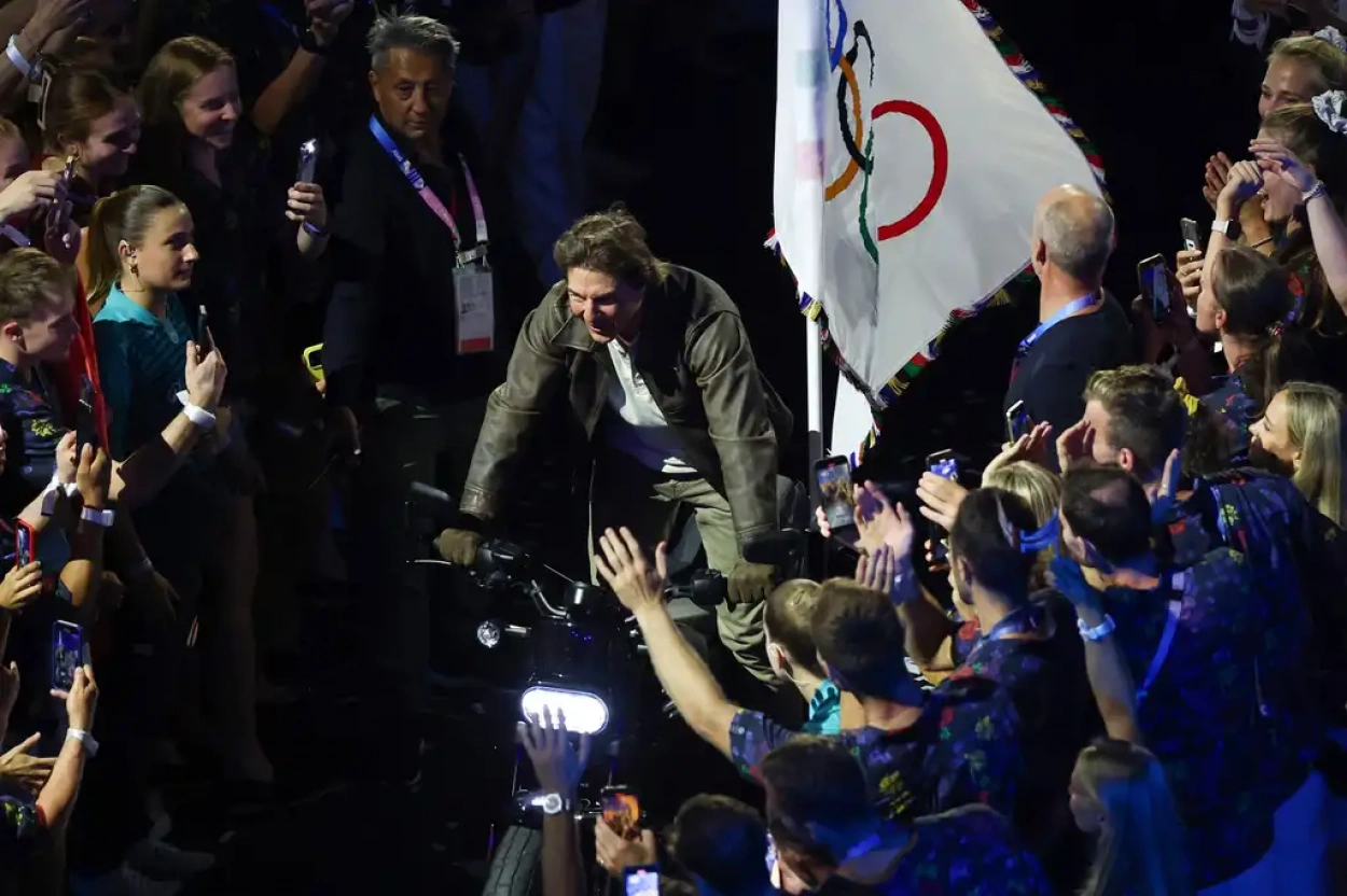 Tom Cruise is megjelent a párizsi olimpia záróünnepségén