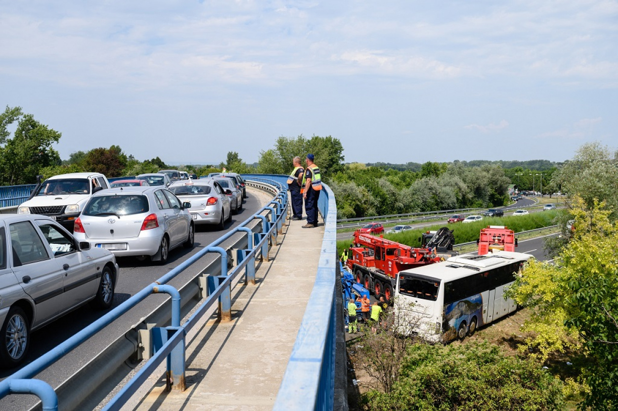 Buszbaleset: hatalmas dugó várható az M7-sen a sérült szalagkorlát cseréje miatt