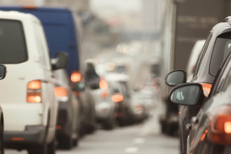 Káosz az M1-esen! 6-7 kilométeres a kocsisor Tatánál