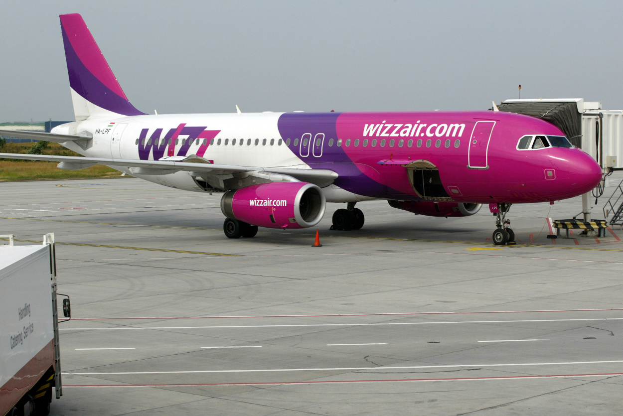 Szabályos méretű táskák miatt bünteti utasait a Wizz Air Alicantéban – a légitársaság vizsgálatot indított
