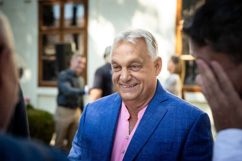 Orbán Viktor menetrend szerinti járattal tart vissza Magyarországra