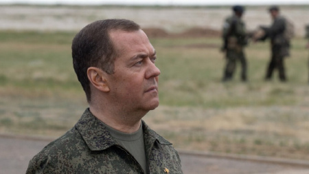  Medvegyev kirohanása: „A NATO nyíltan fasiszta blokká vált, a hitleri tengelyhez hasonlóvá!”