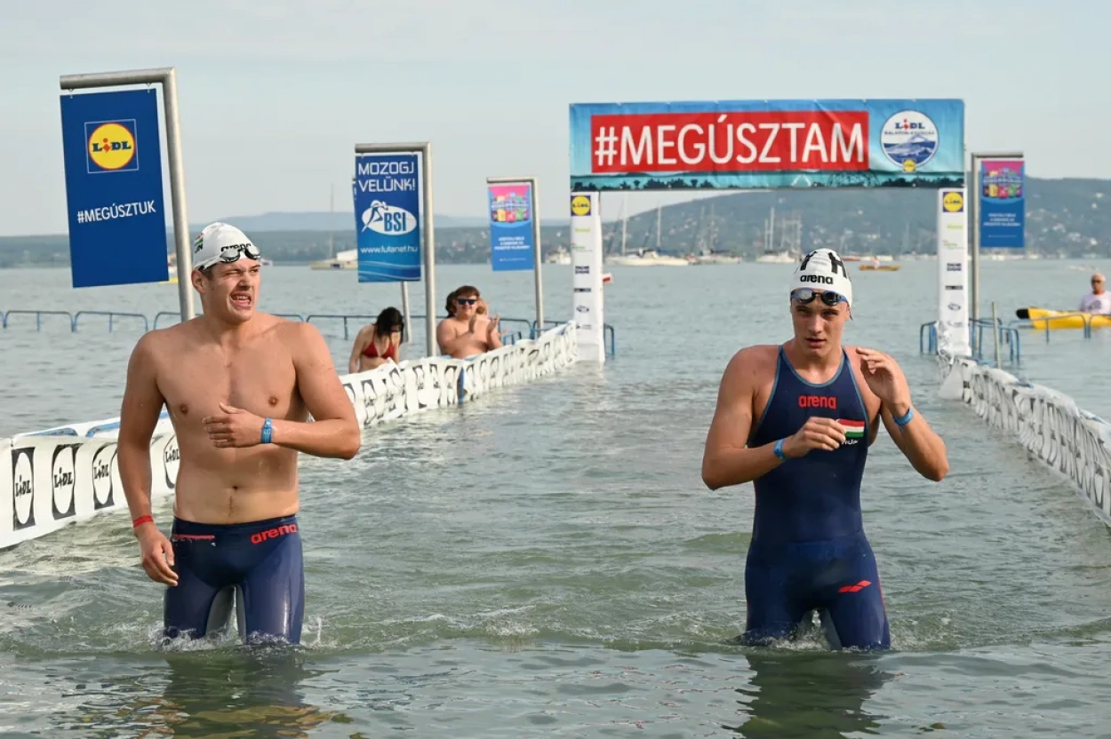 Holtverseny az idei Balaton-átúszáson, a győztes páros 1 óra alatt teljesítette a távot