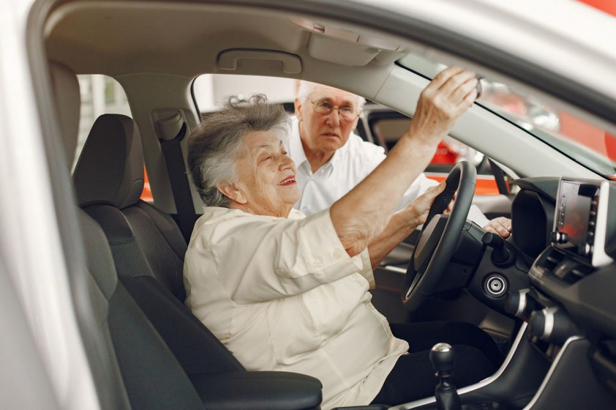 Elmúlt hetven, de még vezetne? Mutatjuk, miként változik az uniós jogszabály az idősek jogosítványával kapcsolatban