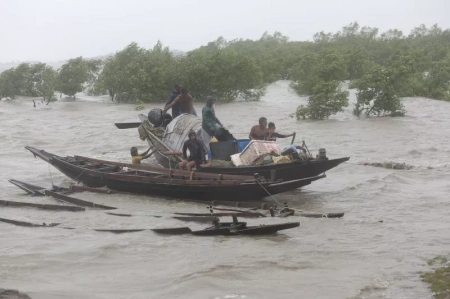  Ciklon pusztított Indiában és Bangladesben: 16 halott, milliók áram nélkül