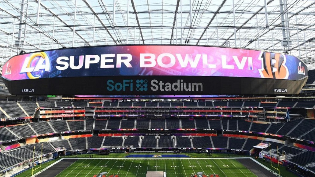 Ötmilliárd dollárért felépített stadionban dől el az idei Super Bowl