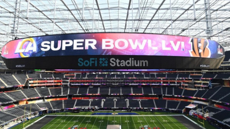  Ötmilliárd dollárért felépített stadionban dől el az idei Super Bowl