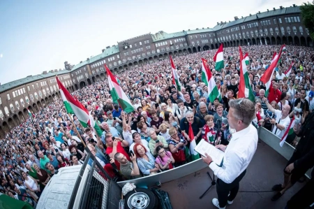  Magyar Pétert több mint tízezren várták Szegeden