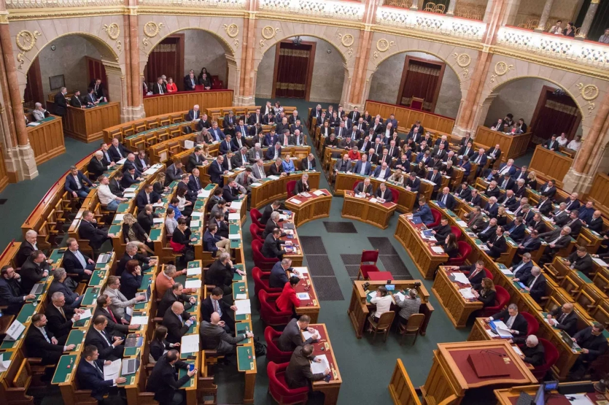 Kétnapos üléssel kezdődik hétfőn a parlament őszi ülésszaka