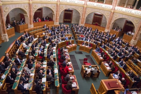  Kétnapos üléssel kezdődik hétfőn a parlament őszi ülésszaka