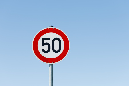  Ennyivel mehetünk 50-es táblánál büntetés nélkül – itt a pontos szabály