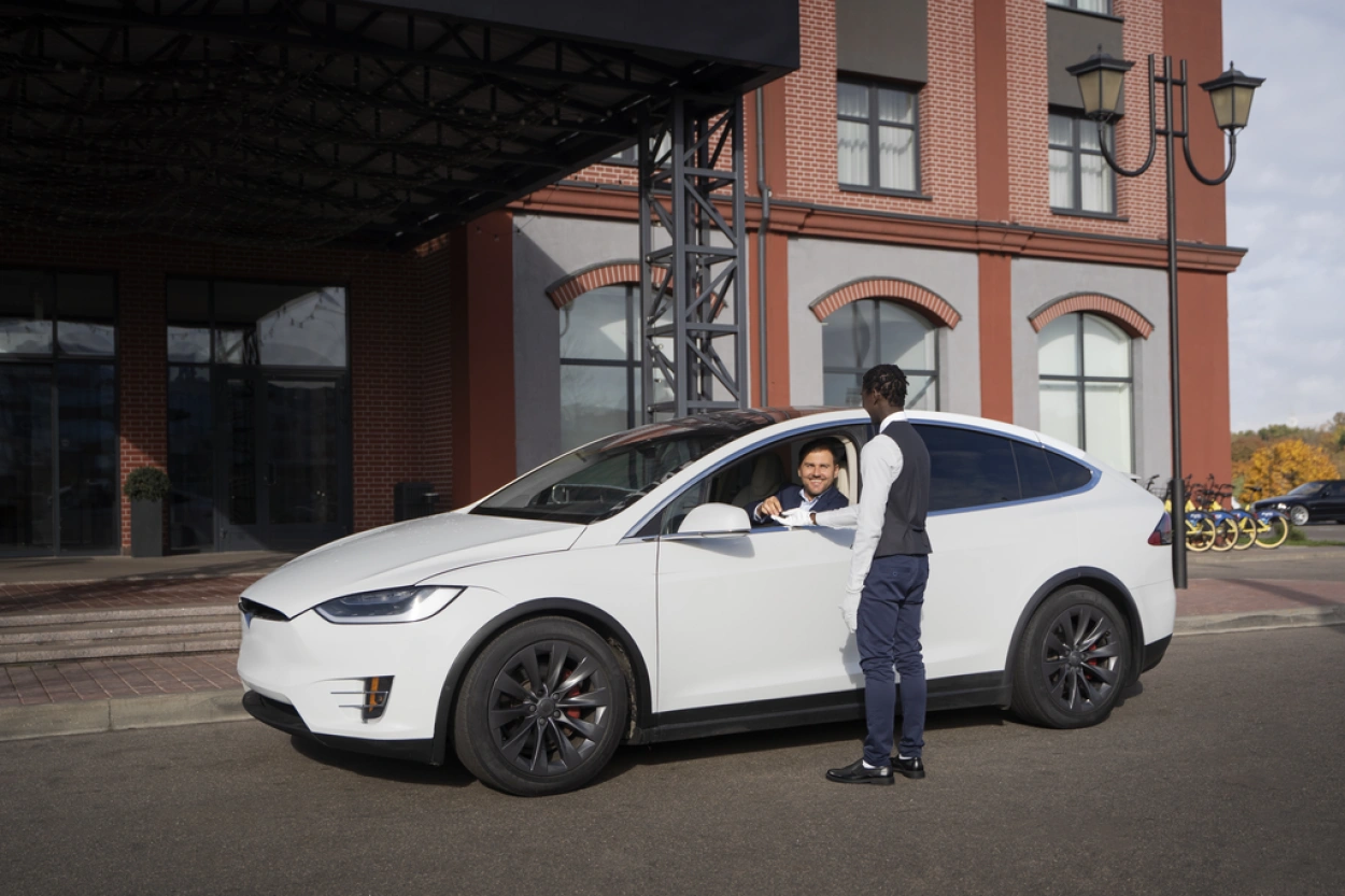 Kirobbanó érdeklődés az új Tesla Model Y iránt Kínában: Több hónaposak a várólisták