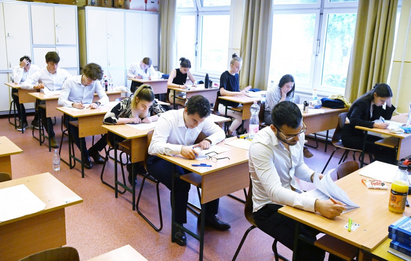 Érnek a fiatalok! Ma magyar nyelv és irodalom írásbelikkel folytatódnak a vizsgák