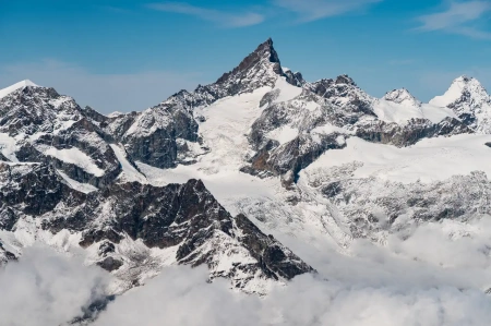  Kína újra megnyitja a Mount Everestet a külföldi hegymászók előtt