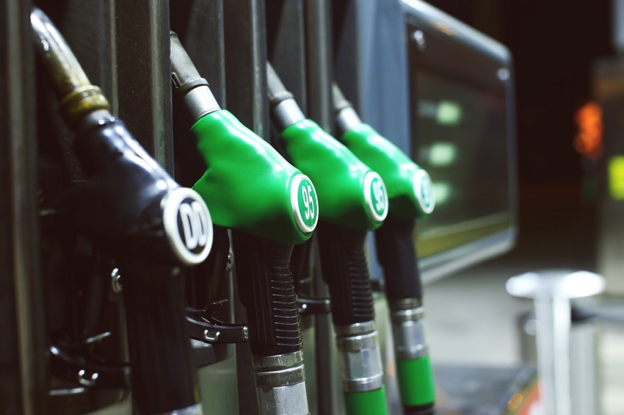 Újabb 10 forinttal csökken az üzemanyagok piaci ára