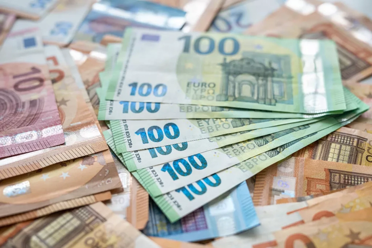 Gyengüléssel indította a hetet a forint árfolyama