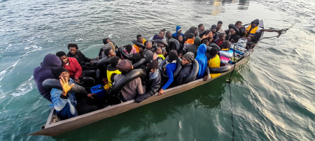  Vízbe fulladt egy ember, miután felborult az illegális bevándorlókat szállító hajó a Száván