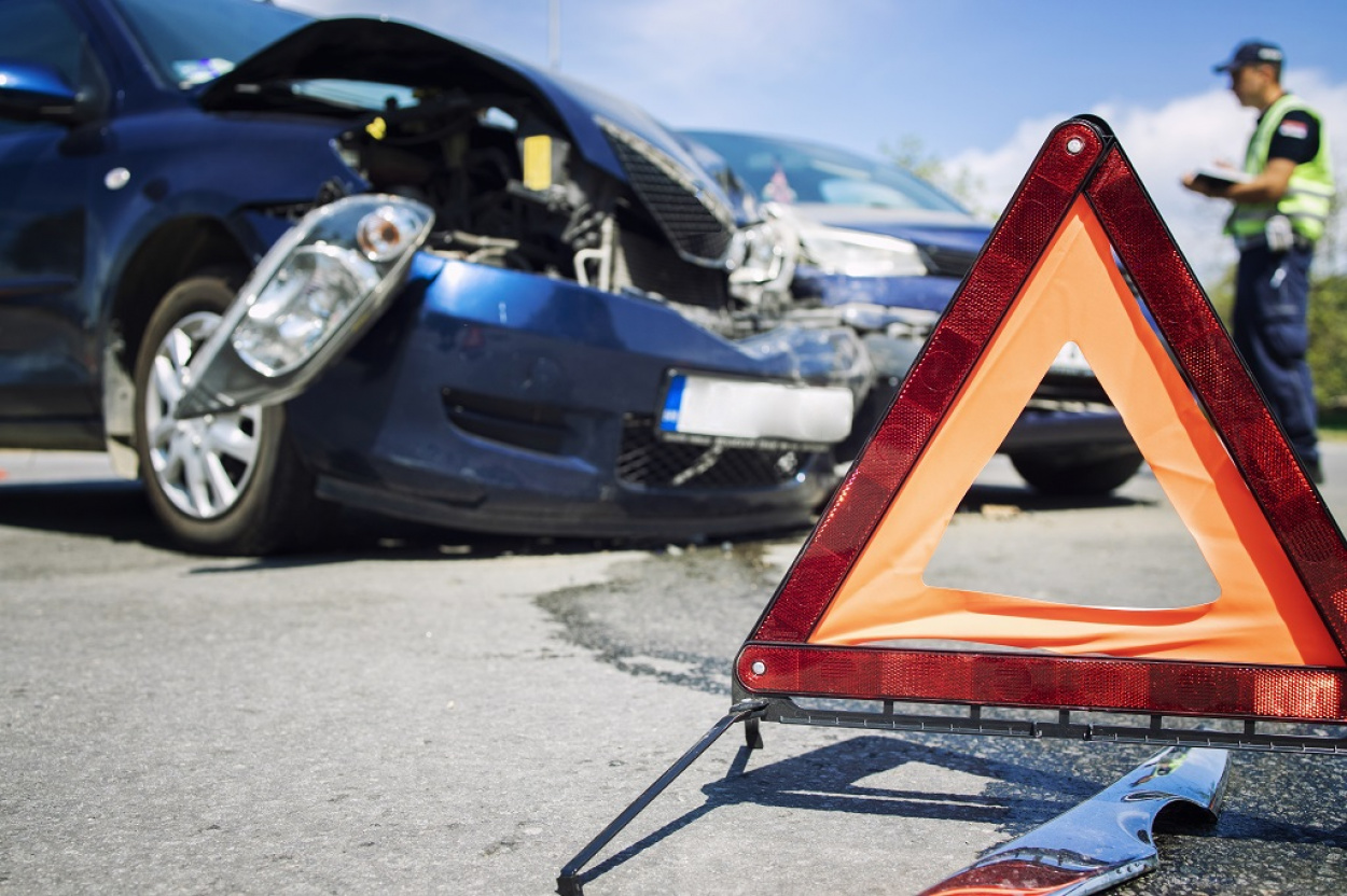 Hármas baleset miatt útzár a 83-ason, hatalmas dugók a főváros felé vezető utakon